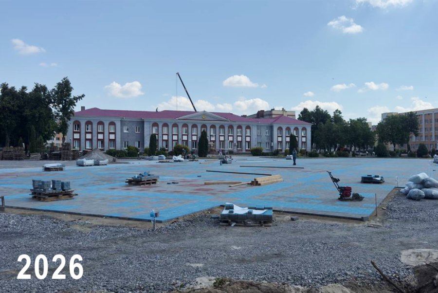 Голубая тротуарная плитка на площади Ленина в Калинковичах