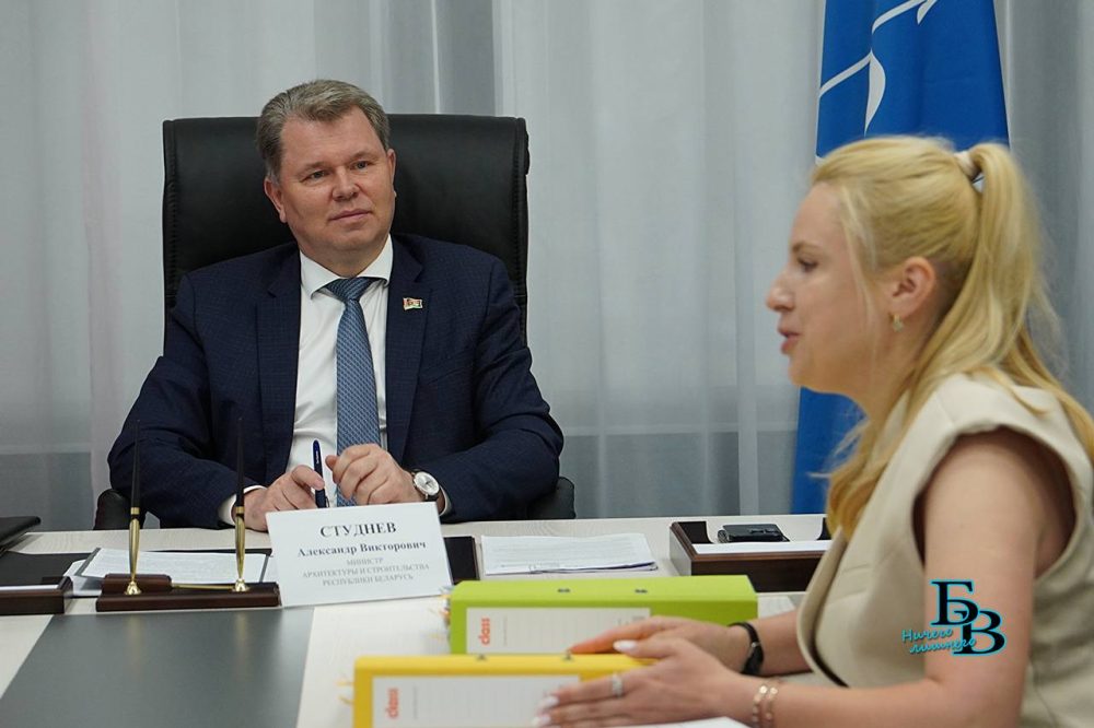 Министр архитектуры и строительства Беларуси Александр Студнев на приеме в Бресте 12 июня 2026 года