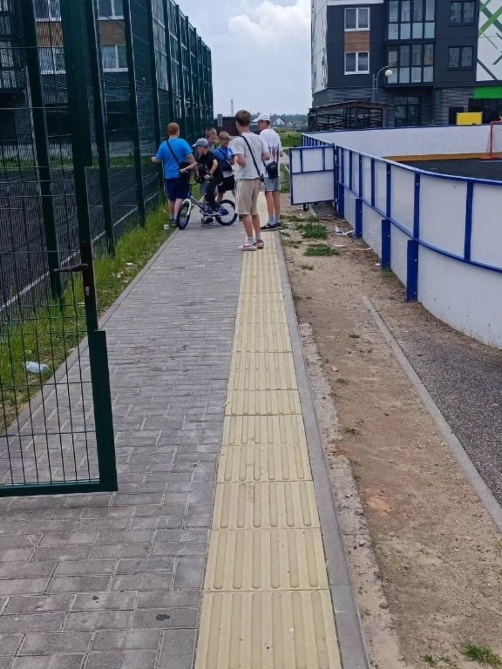 Мусор на детской площадке в Мозыре