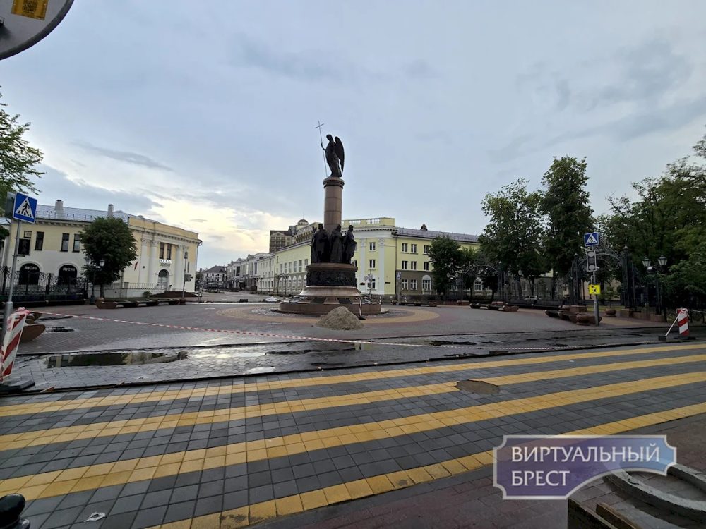 Новая плитка возле памятника 1000-летию Бреста