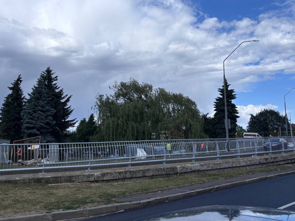 Новый забор на путепроводе возле ж/д вокзала в Бресте. Фото: Брестский горисполком