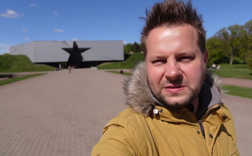 Польский блогер Камил Тихоцкий в Брестской крепости. Скриншот видео на ютуб-канале «Kamil — In Travel»