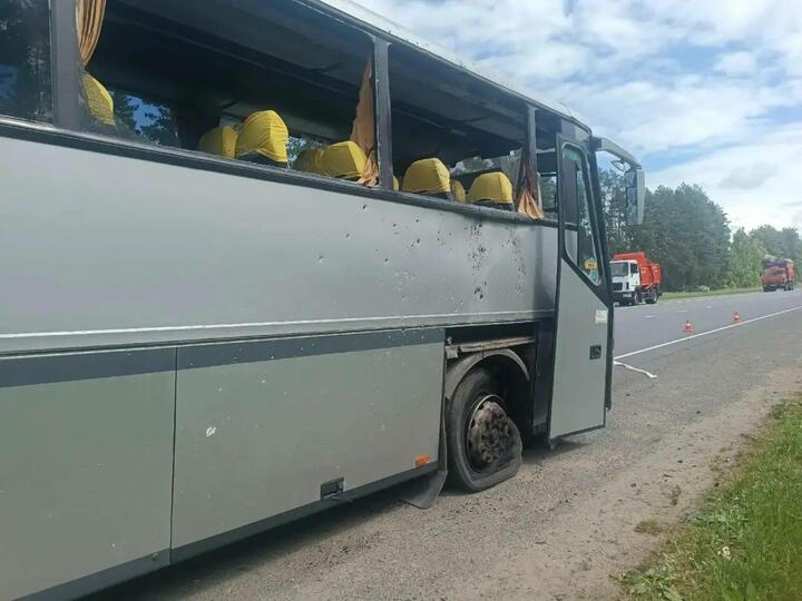 Поврежденный автобус в Брянской области России. 17 июня 2026 года