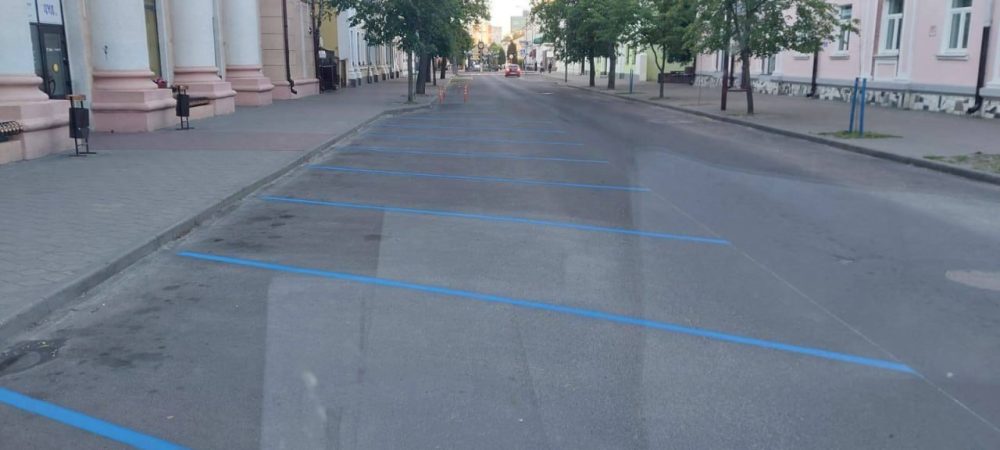 Синяя разметка для платной парковки в центре Бреста. Фото: Брестский горисполком