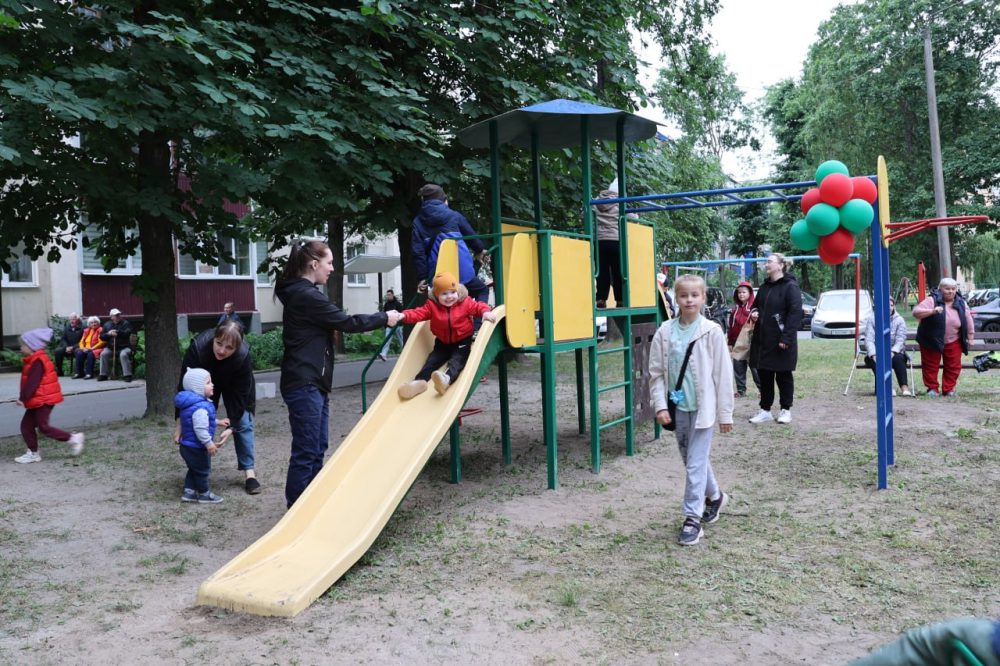 Торжественное открытие детской площадки в Пинске. Фото: «Пинский вестник»
