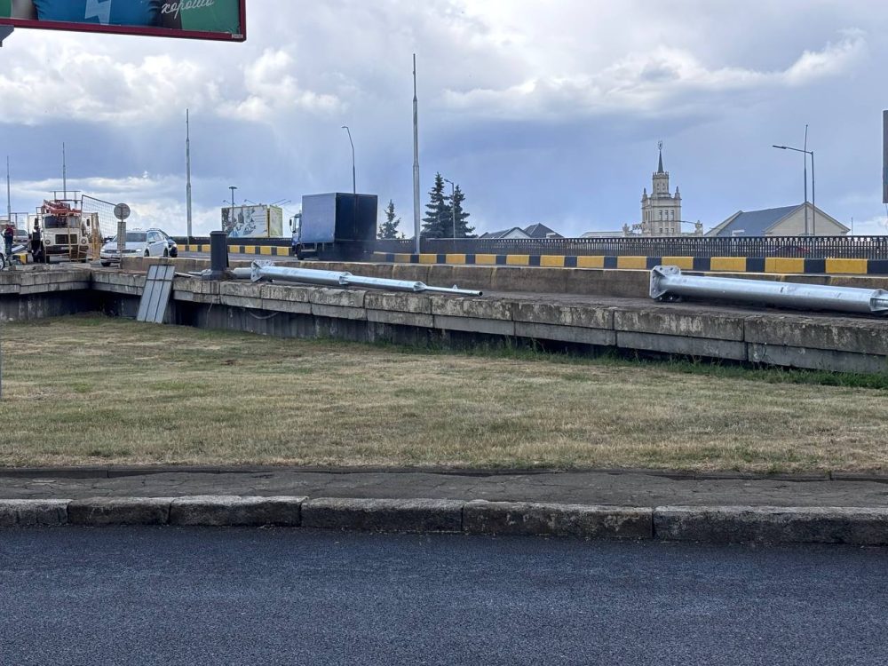 Замена световых опор на путепроводе возле ж/д вокзала в Бресте. Фото: Брестский горисполком
