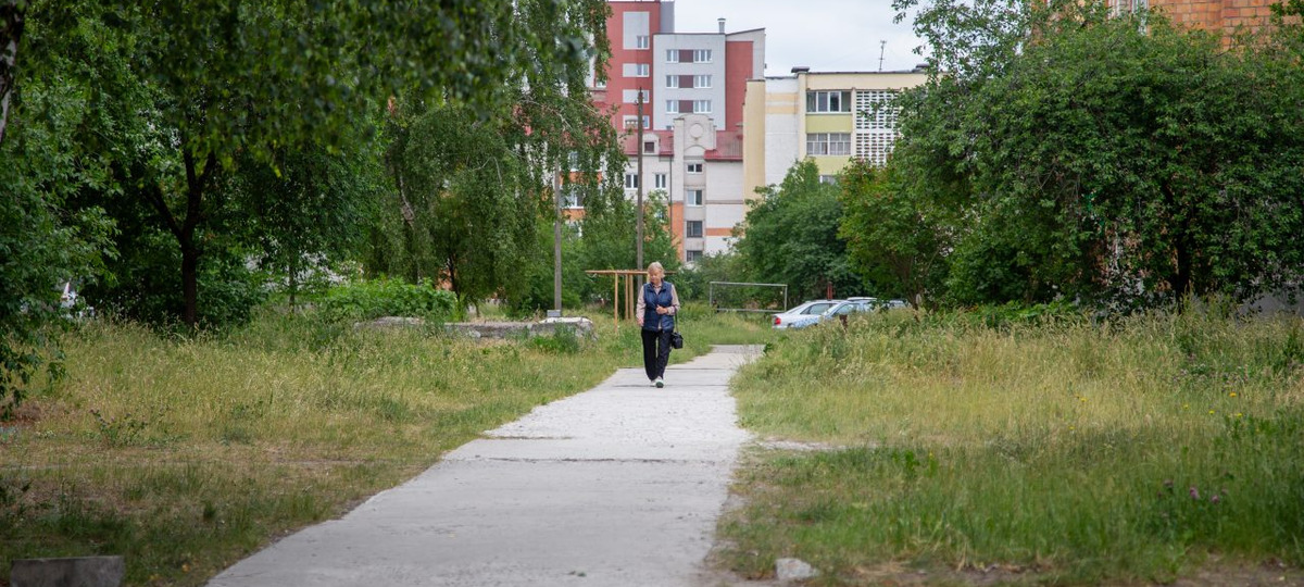 Заросшие травой улицы Кобрина. Фото: «Заря»