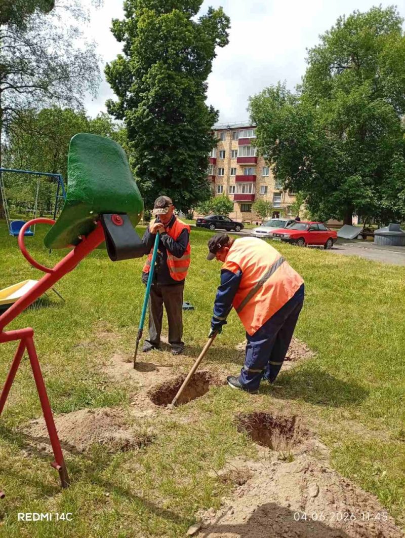 ЖРЭУ Пинска обновляет детские площадки