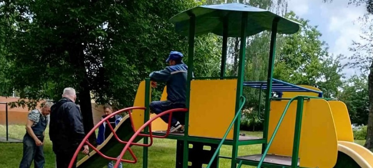 ЖРЭУ Пинска обновляет детские площадки
