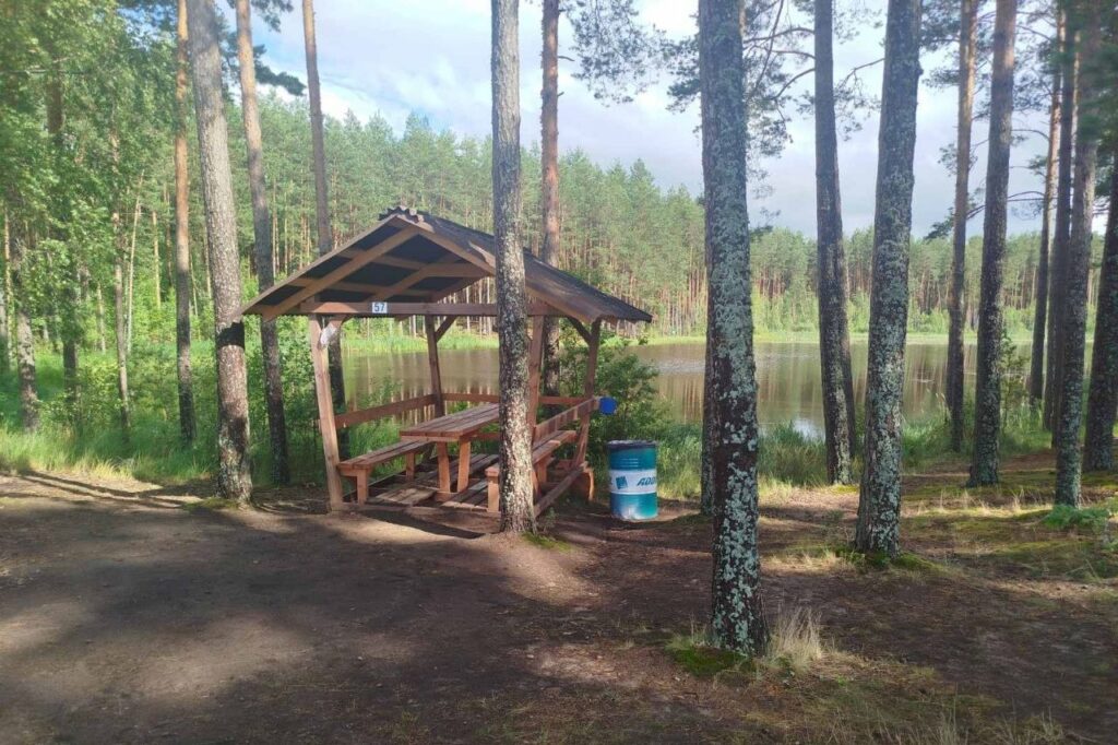 Беседка на берегу Вилейского водохранилица в кемпинге «Рыбчино»