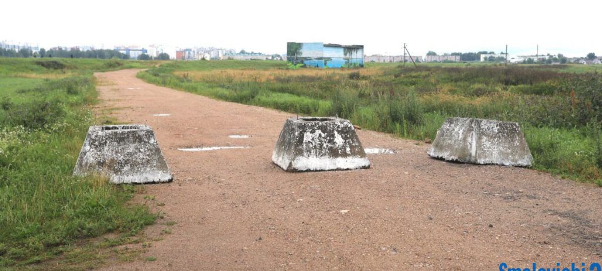 Бетонные блоки на подъезде к Смолевичскому водохранилищу