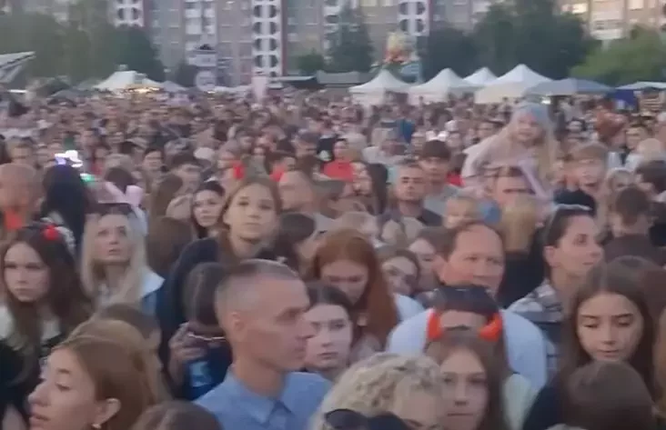Люди, которые не попали на концерт Artik & Asti в Бресте. Скриншот из видео в Threads