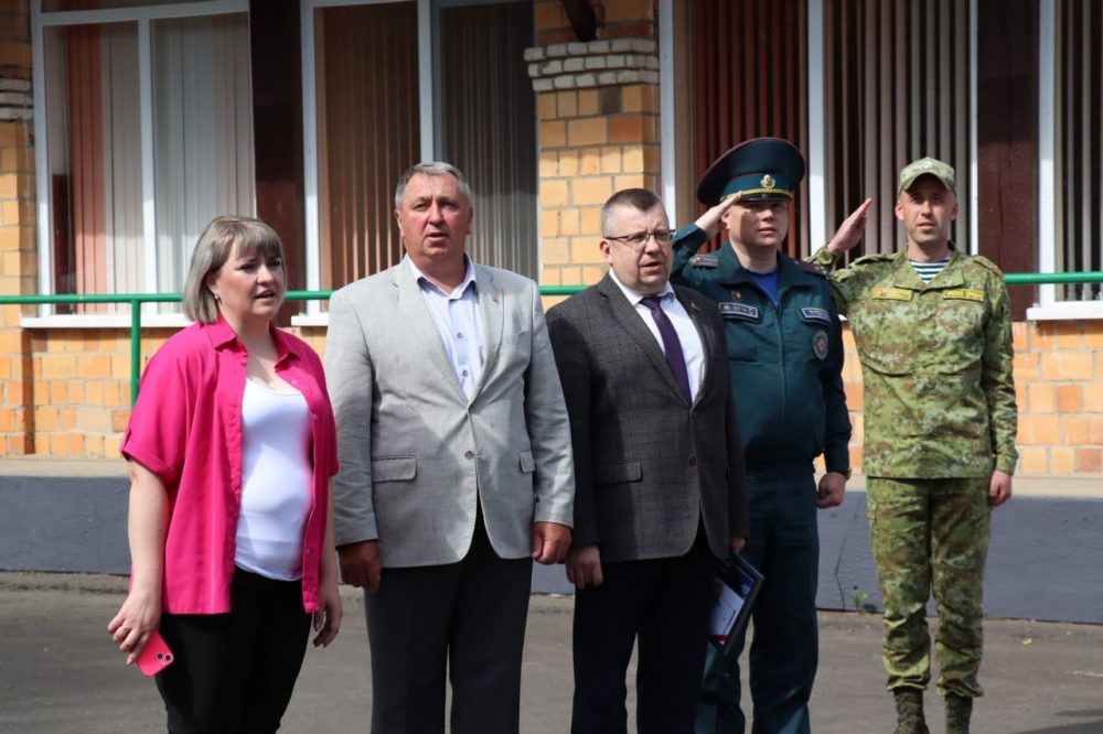 Чиновники в детском лагере в деревне Поречье Пинского района. Фото: «Пинский вестник»