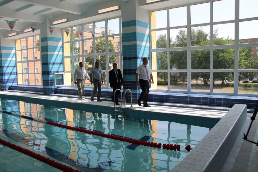 Чиновники во время открытия бассейна в СШ №14 Пинска