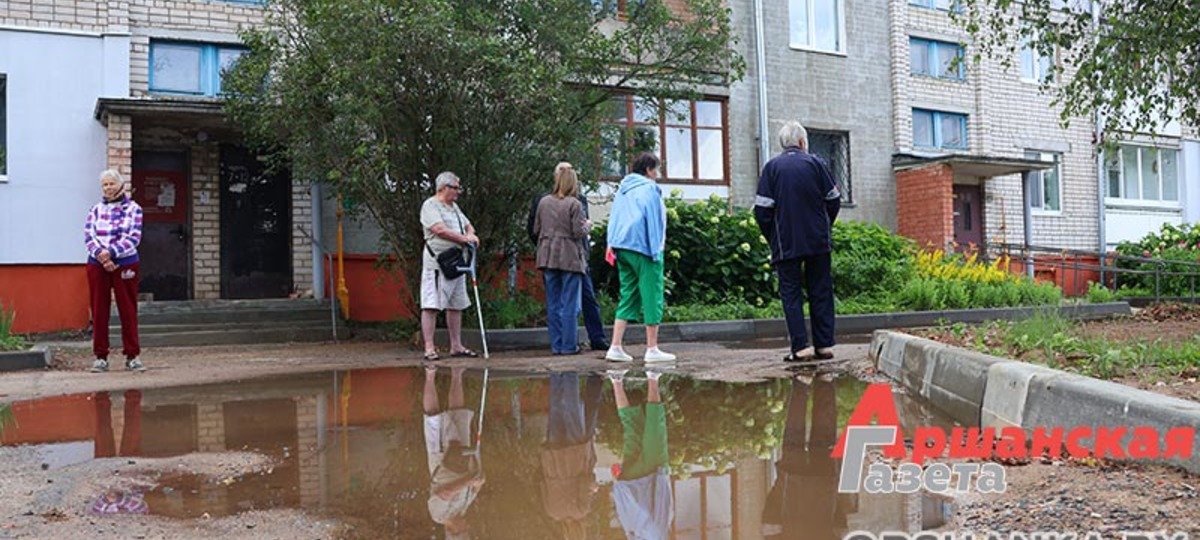 Лужа возле подъезда дома на улице Парковой в Орше