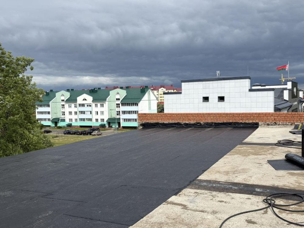 Ремонт крыши затопленного дома в Червене. Фото: «Раённы веснік»