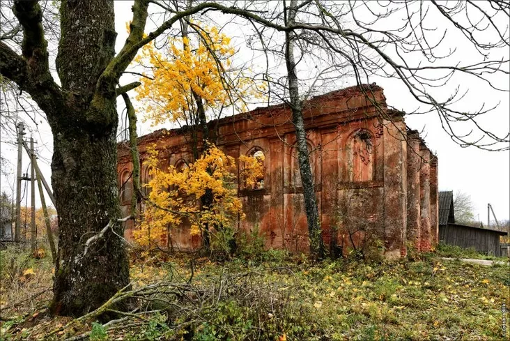 Руины храма в деревне Старинки