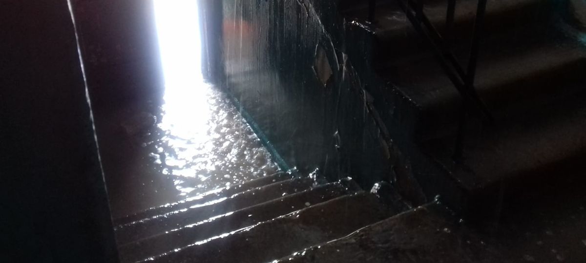 Водопад в подъезде